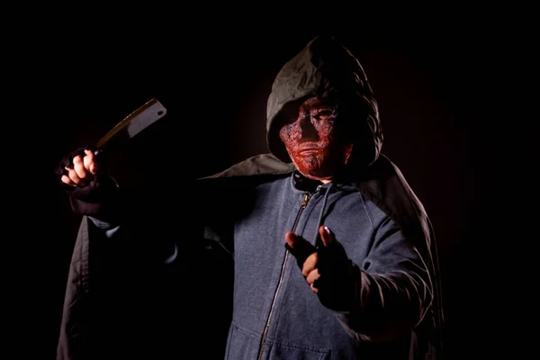 Assassino assustador em máscara segurando faca — Fotografia de Stock