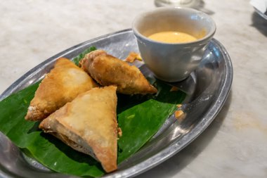 Samosa ve sosu tepside