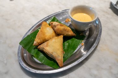 Samosa ve sos tepside