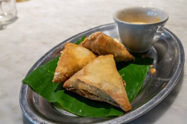 Samosa ve sos tepside