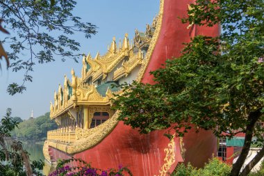 Kandawgyi Gölü 'ndeki Ejderha Teknesi Yangon Burma