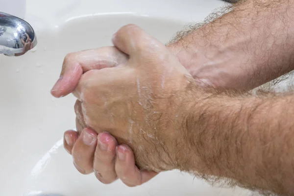 Mężczyzna Myje Ręce Zbliżeniu Basenu Jeden Kilku Serii Etapów Mycia — Zdjęcie stockowe