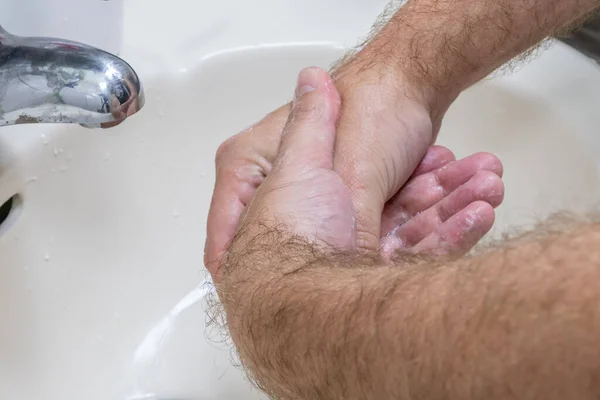 Pria Mencuci Tangan Cekungan Close Salah Satu Dari Beberapa Dalam — Stok Foto