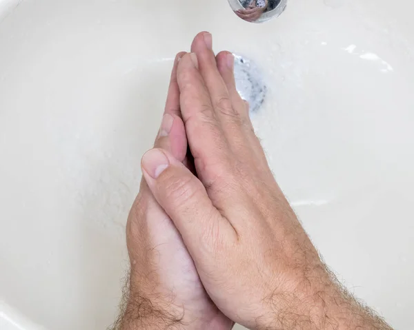 男の手を閉じる上から 徹底的な洗浄のためのいくつかの手洗い手順の一つを洗浄 — ストック写真