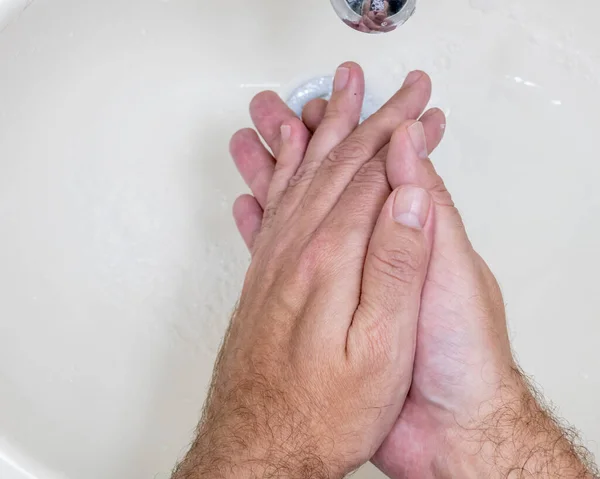 男の手を閉じる上から 徹底的な洗浄のためのいくつかの手洗い手順の一つを洗浄 — ストック写真
