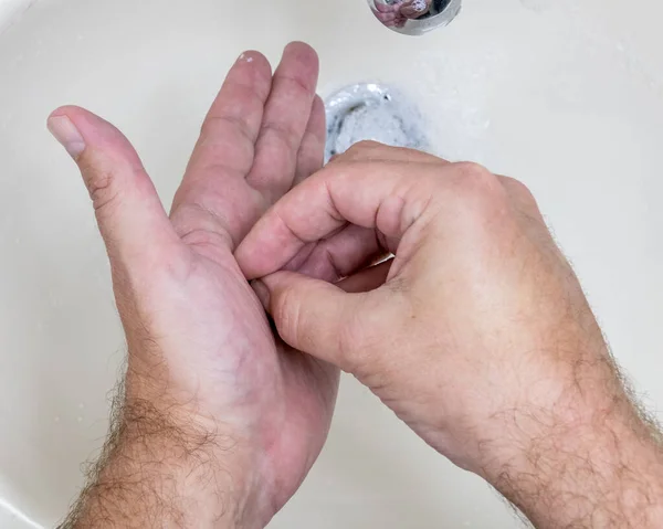 Pria Mencuci Tangan Dari Atas Salah Satu Dari Beberapa Langkah — Stok Foto