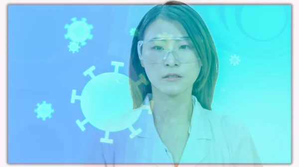 女性アジア系アメリカ人医師を見て仮想医療画面でコロナウイルス細胞 クローズアップ — ストック写真
