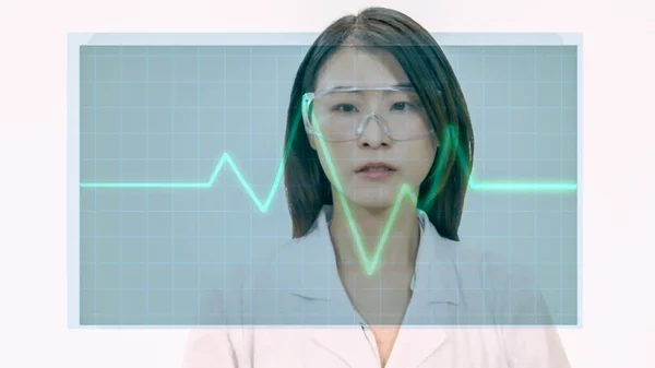Vrouwelijke Aziatische Arts Zoek Naar Virtuele Medische Ekg Scherm — Stockfoto
