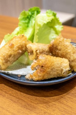 Vietnam usulü kızarmış yumurta rulosu ve tabakta marul.