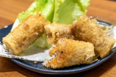 Vietnam usulü kızarmış yumurta rulosu ve tabakta marul.