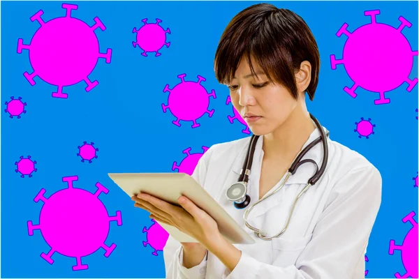 Asiatique Américain Médecin Tenant Tablette Ordinateur Avec Coronavirus Illustration Fond — Photo