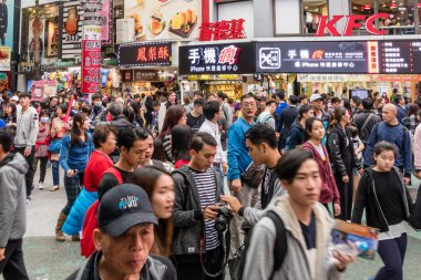 TAIPEI, TAIWAN - 5 Şubat 2017: Ximending Mahallesi 'ndeki alışveriş ve turist kalabalığı, Tayvan' daki gençler için moda ve kültür merkezi.