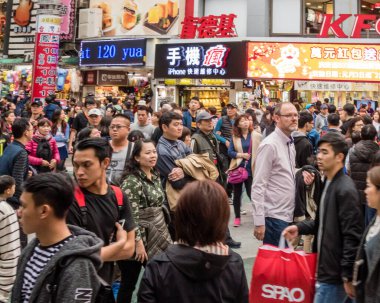 TAIPEI, TAIWAN - 5 Şubat 2017: Ximending Mahallesi 'ndeki alışveriş ve turist kalabalığı, Tayvan' daki gençler için moda ve kültür merkezi.
