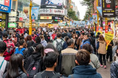 TAIPEI, TAIWAN - 5 Şubat 2017: Ximending Mahallesi 'ndeki alışveriş ve turist kalabalığı, Tayvan' daki gençler için moda ve kültür merkezi.