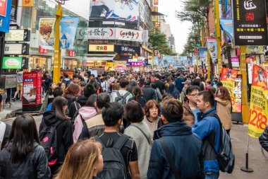TAIPEI, TAIWAN - 5 Şubat 2017: Ximending Mahallesi 'ndeki alışveriş ve turist kalabalığı, Tayvan' daki gençler için moda ve kültür merkezi.