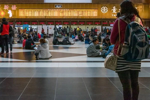 Taipei Taiwan Fevereiro 2016 Viajantes Esperando Lobby Ingressos Estação Ferroviária — Fotografia de Stock