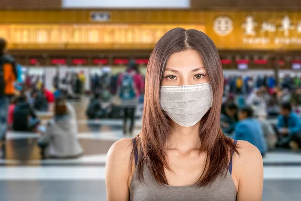 背景には台北駅を中心とした外科用マスクをした中国人女性 — ストック写真