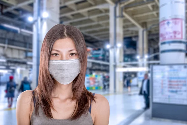 Mulher Chinesa Vestindo Máscara Cirúrgica Com Desfocado Estação Metro Japonês — Fotografia de Stock