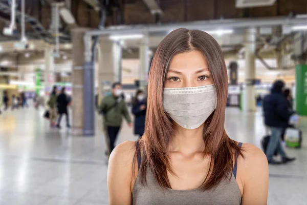 Mulher Chinesa Vestindo Máscara Cirúrgica Com Desfocado Estação Metro Japonês — Fotografia de Stock