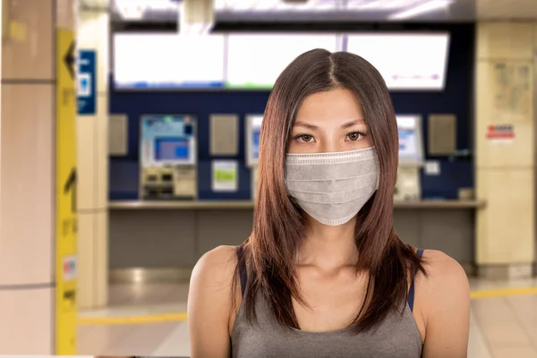 Mulher Chinesa Vestindo Máscara Cirúrgica Com Desfocado Estação Metro Japonês — Fotografia de Stock