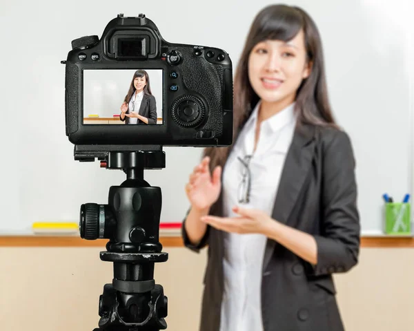 Aula Streaming Professor Asiático Americano Com Câmera Para Estudantes Casa — Fotografia de Stock