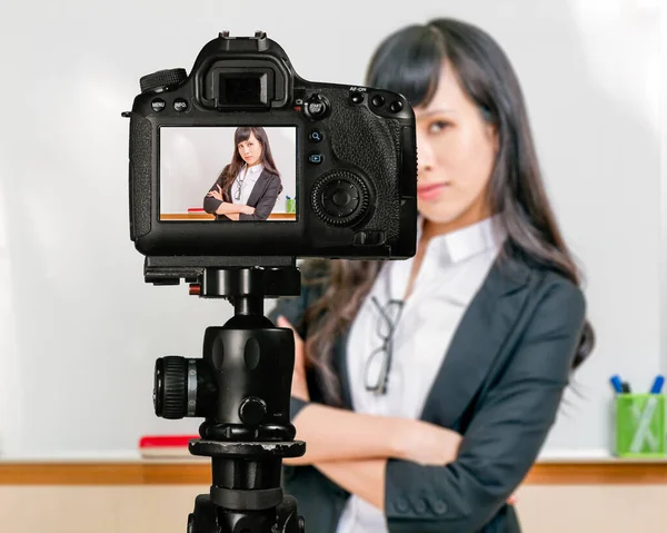 アジア系アメリカ人教師 自宅で学生のためのカメラ付きストリーミングクラス — ストック写真