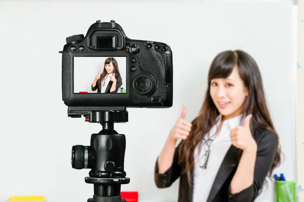 Asian American Nauczyciel Streaming Klasy Kamery Dla Studentów Domu Pokazując — Zdjęcie stockowe