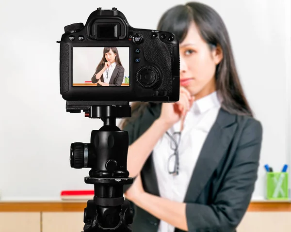 Aula Streaming Professor Asiático Americano Com Câmera Para Estudantes Casa — Fotografia de Stock