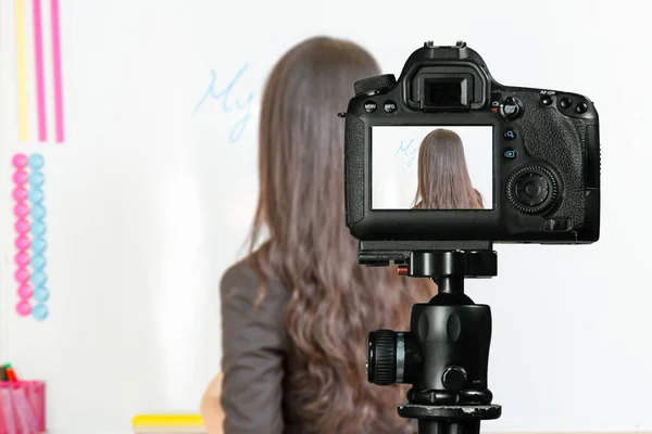 Asiático Professor Americano Streaming Aula Com Câmera Para Estudantes Casa — Fotografia de Stock