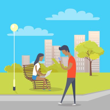 Modern araçlar kullanan kişiler kentsel Park'ta rahatlayın