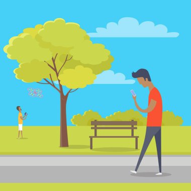 Şehir dışında Parkta yürümek kadar kolay Smartphone'da çocukla