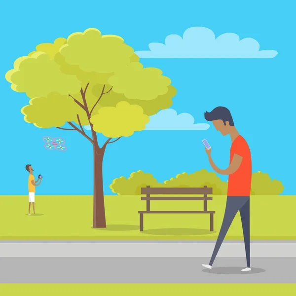 Jongen met Smartphone op wandeling in het Park buiten de stad — Stockvector