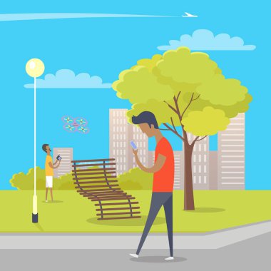 Çocuk sırasında onun Smartphone yürüyerek şehir parkında kullanır