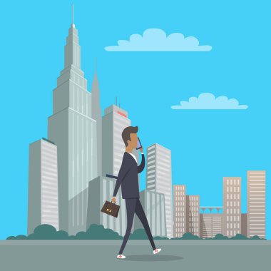 İşadamı şehir merkezinde yürüyüş elinde çantasıyla