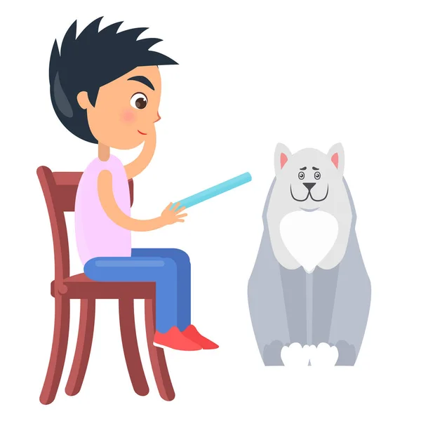 Junge auf Stuhl liest neben weißem Hund vom Tablet — Stockvektor