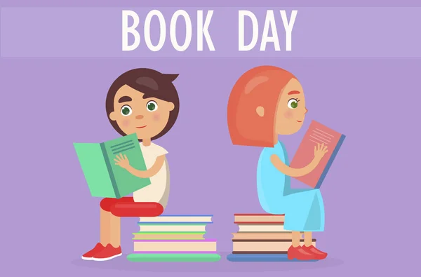 Niños sentados en la pila de literatura en la tarjeta del día del libro — Vector de stock