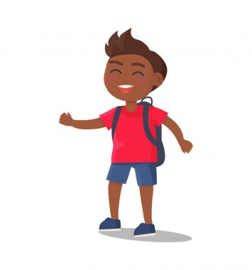 T-shirt çocukta gülümseyerek, kot şort ile sırt çantası