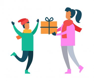 Anne oğul hediye kutusunda paketlenmiş hediye ile selamlıyor