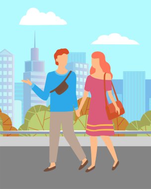 Yazın Park 'ta Dolaşan ve Rahatlayan Çift