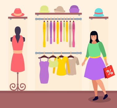 Giysi Mağazası 'ndaki Kadın Giyiniyor ve Giyiniyor