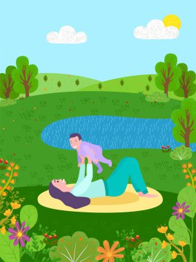 Anne, yeni doğmuş bebekle doğada oynuyor.