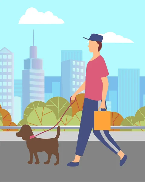 Hombre paseando perro pequeño con correa en el parque urbano de la ciudad — Vector de stock