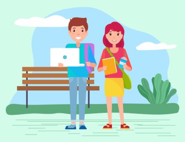 Öğrenciler Dizüstü bilgisayar ve Kitaplarla Duruyor