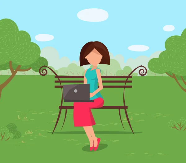 Mujer sentada en el banco en el parque con el vector del ordenador portátil — Vector de stock