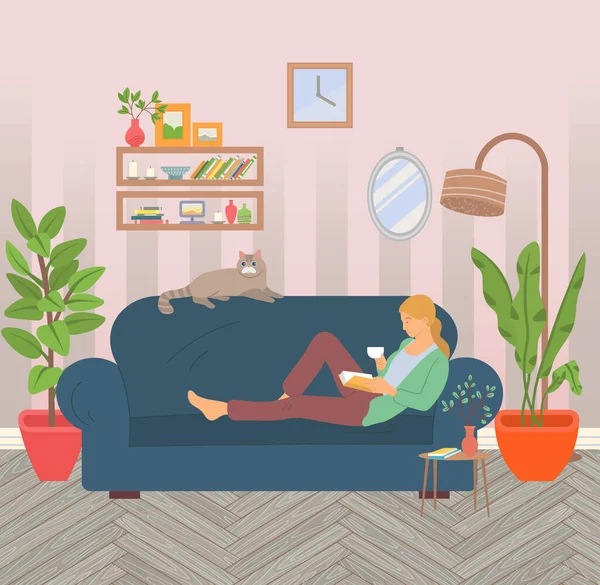 Frau liegt zu Hause auf Sofa und liest Buch — Stockvektor