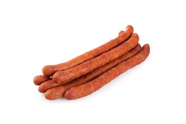 Beyaz bir arka plan üzerinde füme ince sosis. Gıda ürünü.