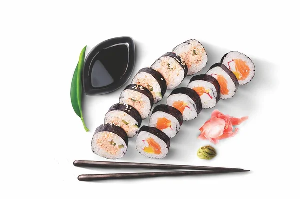 A maki sushi set. 12 pieces with salmon, wasabi, ginger, soy sauce and chopsticks. A packshot photo, isolated on white. — Stock Photo, Image