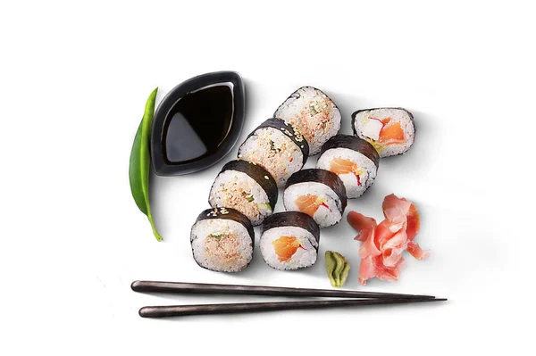 松木寿司套餐。 八块，鲑鱼，芥末，生姜，酱油和筷子。 一张包装好的照片，用白色隔开. — 图库照片