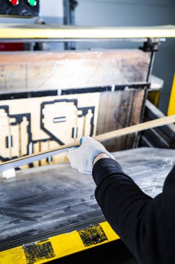 Karton kutular fabrika üretim salonu. Yumruk makinesine bir karton koymak. Kağıt kesme makinesi. 