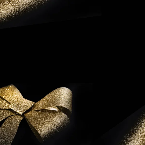 Quadratischer schwarzer Hintergrund mit verstreutem goldenem Glanz und Geschenkschleife mit Platz für Text. Weihnachten, Neujahr, Geburtstag, besondere Anlässe. — Stockfoto